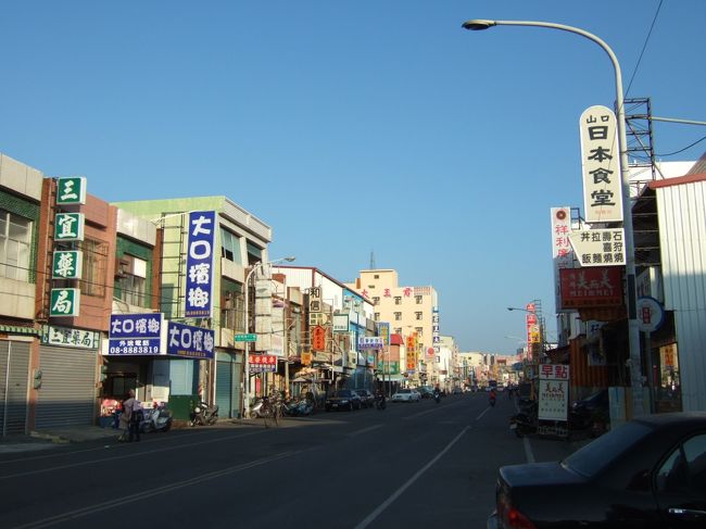 台湾映画「海角七号」の撮影地として注目度上昇中の恒春。暖かく、各所に遺跡のあるこじんまりとした町。街歩きの後、鵝鑾鼻へ向かい台湾最南端を堪能した。