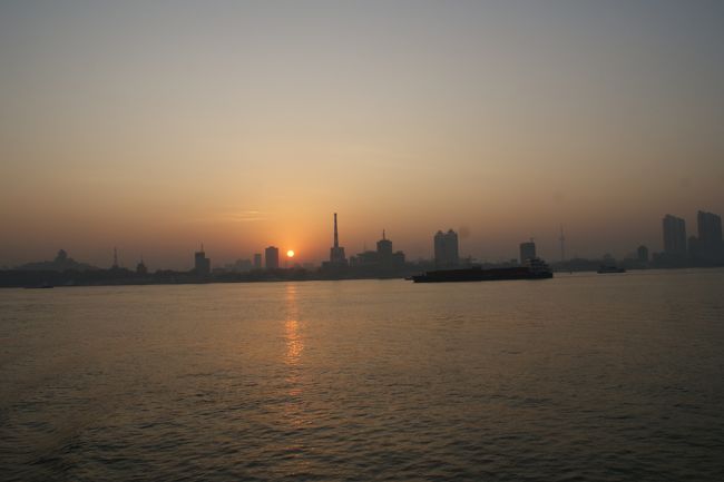 ＜南京市に陽が昇る＞<br />船での長江は日没で暗くなってしまい何がなにやら良く分からなかった。<br />夫子廟の周りは暗くなっても賑やかで浮かれた気分でぐるぐる徘徊。<br />翌朝、散歩のつもりがついつい遠出してしまい再度、船で揚子江を渡る事に…<br />さらに、帰りに長江近くの中山大道の城門、ゆう江門からまたまた城壁に。<br />そこからテクテクと揚子江の船から遠望できた閲江楼にも登り、<br />朝の散歩にしては５時間もかかってしまった…