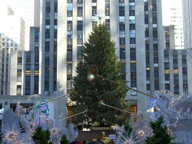 10年前に行ったクリスマスシーズンのニューヨーク。あの時の街のキラキラ感をもう一度体験したくなり、友人が住んでいることをきっかけに、再びニューヨークへ！！！<br />毎日晴天に恵まれ、ニューヨークを満喫することができました☆<br /><br />1日目：午後 JFK空港到着 ミッドタウン周辺を散策<br />2日目：ロウアーマンハッタン・ユニオンスクエア周辺でお買い物<br />3日目：ミュージカル「マンマミーア」<br />4日目：ロウアーマンハッタン・ソーホー・チェルシー周辺を散策<br />5日目：MOMA<br />6日目：昼 JFK空港出発<br />7日目：帰国<br /><br />まずは、出発日～2日めまで。