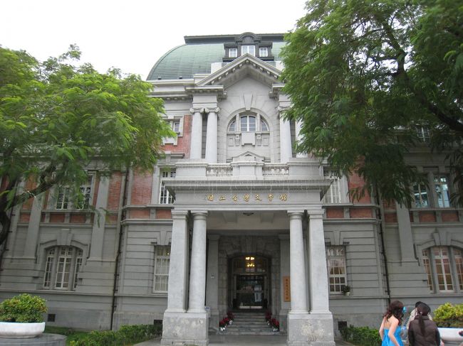 国立台湾文学館は、1916年に台南州庁舎として建てられた建物を修復して利用しています。<br /><br />台湾で多くの公共建築を手がけた建築家・森山松之助の設計によるもので、日本統治時代に台南州庁舎として使われた後、戦後は空軍の施設として利用され、現在は台南市政府により「旧台南州庁舎」として管理されています。<br /><br />建築について簡単に紹介しておくと、旧台南州庁舎は1916年に西洋の歴史主義様式で建てられたものです。この建物はレンガ造で外壁はスタッコで仕上げられていて、正面入口にはポルティコがあり、両端の２つの小塔が古典的なバランスの感覚を与えており、当時の政府の公共建築の典型的なスタイルでした。<br /><br />文学館では、台湾文学の発展などについての展示や図書館のほか児童図書室などとして使われていますが、このブログでは「旧建築新生命」と題して建築についての展示を中心として記録・紹介していきたいと思います。