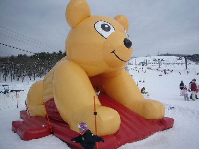 ３連休何しよう？？？高速道路は、1000円だし！<br /><br />そうだ　子供達を雪山で遊ばせてやろう！ってことで<br />『ひるがの高原スキー場』へ行ってきました。<br /><br />我が家の子供達は、雪山初体験。。。<br />真っ白な銀世界を見せたら喜ぶだろうなぁ〜とわくわくしながら<br />自動車に乗り込み　スキー場へＧＯ！<br /><br />天気も良く、風もなく、ちょっと動くと暑いくらいで初体験には<br />最高のコンディション<br /><br />これから、毎週連れて行けと言われそうで怖いです。<br /><br />岐阜のスキー場でしっかりしたキッズエリアがあるスキー場は、めいほうとひるがのですが、今回はひるがのＳＡのスマートＩＣから５分と便利なひるがの高原スキー場に決めました＾＾<br /><br />さてどんなスキー場なのでしょうか？ご覧ください<br /><br />ひるがの高原スキー場　公式ホームページ<br />http://www.hiruganokogen.com/index.html<br /><br /><br /><br /><br />