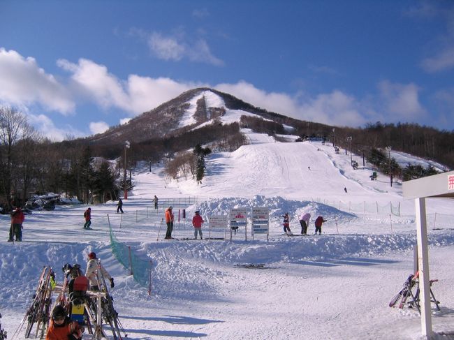 雪よ岩よ・・・俺たちゃ町には住めないからに♪<br />大正１５年に京大山岳部の学生が、スキー合宿でこの地を訪れた時にできた歌だそうだ。<br /><br />長野県上田市〜群馬県嬬恋に抜ける道には、3つのスキー場がある。<br />湯の丸スキー場・カマン鹿沢スノーフィールド（営業休止中？）と<br />鹿沢スノーエリアがある。　<br />http://www.kazawa.com/snow/access.html<br />鹿沢（かざわ）はリフト券が、2時間〜あるので便利♪<br />草津温泉へ向う途中にチョイ足慣らしもできる。<br /><br />スキーを早めに切り上げ、初温泉に選んだのは「紅葉館」。<br />明治2年(1869年)の創業で秘湯を守る会にも入会している。<br />かつての鹿沢温泉には分校、数件の旅館が建ち並んでいたが、大正7年の大火により、現在この地にあるのは紅葉館のみ。<br />明治〜大正のロマン溢れる佇まい。<br />館内随所に無修正のセピア色の世界が広がる。<br /><br />紅葉の頃にリベンジしたい宿である。
