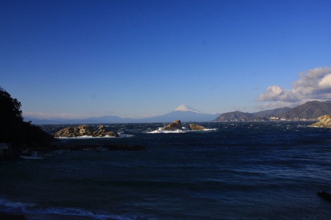 石廊崎から帰る途中、松崎・雲見温泉で駿河湾を挟んで富士山が綺麗に見えました。<br />２０１０年の初富士です！<br />何枚か写真を撮ったのですが、強風で飛ばされそうになりました(^^ゞ<br /><br />また、海岸線沿いの道を走ったので、車はすっかり潮まみに・・・<br />お正月早々、洗車するハメになってしまいました。<br />