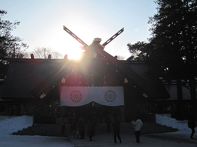 北海道神宮は明治時代に建立された、比較的新しい神社です。<br />といっても開拓地の札幌の中では歴史がありますね。<br />3人の神様と明治天皇をおまつりしています。<br /><br /><br />ちょっと遅いですが、お正月の参拝に行きました。<br />行かれる方は暖かい服装で♪