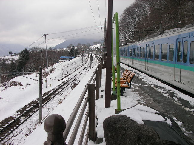 先日の四国への旅で青春１８きっぷを３日分使ったので、あと２日分残っていました。<br /><br />本当ならどこかで１泊して２日分を一気に使いたいところですが、２日続けて自由になる日がなく３連休と翌週の週末に１日分ずつ使うことにしました。<br /><br />まず考えたのが中央線経由で長野に行き、飯山線で小出に出て上越線と高崎線で帰ってくるというコース。<br /><br />これなら姨捨駅からの眺めが見れて、飯山線か上越線では雪景色が見れそうです。<br /><br />しかし、３連休の日曜日には日本海側で大荒れ…という天気予報もあり、他の計画も立てた方が良さそうです。<br /><br />そこで考えたのが東海道線で西に向かい、まだ乗ったことのない武豊線や太多線に乗ってくるというコース。<br /><br />ただ、四国の旅で東海道線にはいい思い出がなく、このコースでは雪も見れそうにないので、行きは中央線を乗り継いで名古屋に向かうというコースも考えてみました。<br /><br />結局このコースの計画表を持って出発したのですが・・・。