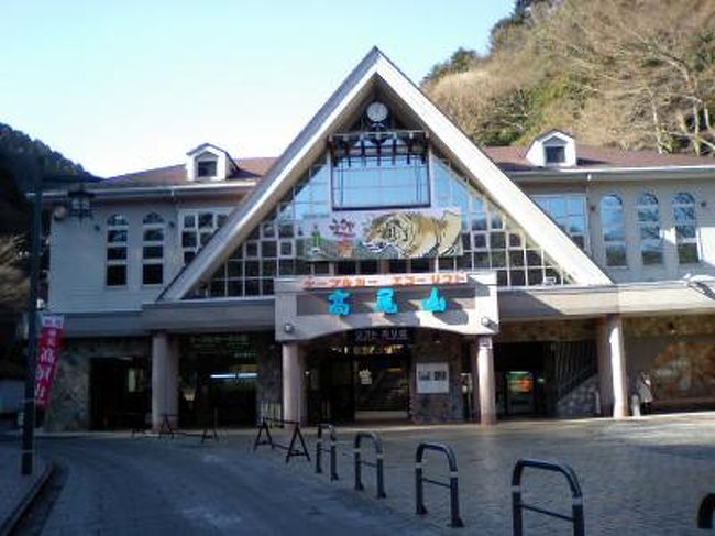 なにか導かれるように 緑を求めて訪れた 3年前…<br /><br />諸事情があって音信不通になってしまった友達のことを考えながら登っていたら、バッタリ出会えたー。<br />パワースポットはウソじゃない!<br /><br />その時は外人さんが多くてビックリしました。<br />緑 好きですよね 外人さん達って。愛してますよね 。。<br /><br />ミシュランで3つ星を獲得したから海外でも有名かと思ったら、<br />Lonely Planet という旅行ガイドを見てやって来るらしいです。<br /><br />今回は 外人さんはおろか、日本人すら見かけない 寒い冬の山登り。<br /><br />11時集合で出発。<br />