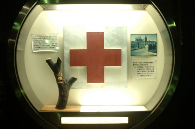 広島市の中心部には、被爆当時の記憶を広島を訪れる人にも伝え、被爆体験を同じ人間である自分たちの問題として共有してもらう為に、街角のあちらこちらにモニュメントとして残しとるんでがんす。<br />原爆資料館では新規の展示資料展と「原爆マンガの一番星　谷川一彦展」もあったでがんす。<br />広島赤十字原爆病院の入り口付近には爆風で曲がった窓枠をそのままモニュメントとして保存しており、台風で倒れた被爆樹木も枝を切り取って一緒に展示されており、とても参考になったでがんす。