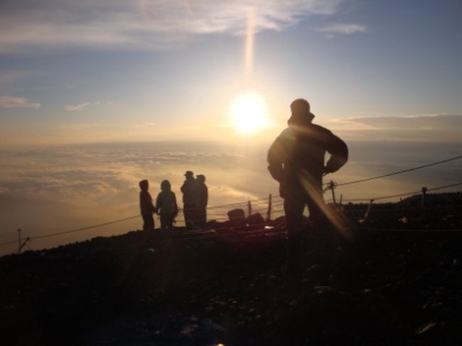 2009年8月、富士山登山二日目。<br /><br />山小屋から山頂を目指す。<br /><br />・御来光は・・？<br />・影富士は・・？<br />・砂走りを滑り落ちる？