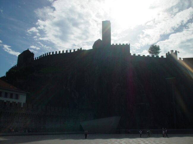 ５日目<br /><br />世界遺産『ベリンツォーナ旧市街にある３つの城、城壁と要塞』が見たくてやってきました。中世に建てられた３つの城があります。<br /><br />『ツェルマット』～『ベリンツォーナ』にいくには、２つのルートがあり・・・<br />◎ツェルマット→ブリーク→イタリアの方に１回入るルート<br />◎ツェルマット→ブリーク→アンデルマットで乗り換えるルート<br /><br />考えた結果、アンデルマットで乗り換えるルート選択する。<br /><br />しかし、電車が少し遅れたので、ベリンツォーナ駅に到着すると、クール行きバスまで４５分ぐらい時間がなくて、メッチャ駆け足で城を１つだけ、『カステルグランデ』を観光しました。　　<br /><br />『カステルグランデ』から『モンテベッロ城』と丘の上に『サッソ・コルロバ城』が見えました♪<br /><br />『カステルグランデ』からベリンツォーナの駅に急いで戻り、<br />ポストバスで、ベリンツォーナ　→　クールへ向かいました。<br /><br /><br />◎ベリンツォーナの城を絶対見たかったので、何とか、１つ観光できて、遠くからではあったけど、残りの２つも見れてよかったです！！　 　　　　　　　　　　　　　<br /><br /><br /><br /><br />＜スイス・フランス・スケジュール　２００７.７.３～７.１２＞<br /><br /><br />１日目　関空　　　<br /><br />２日目　ドバイ→パリ→ベルン　　<br /><br />３日目　ベルン→バーデン→シーニゲプラッティ→グリンデルワルト　　<br />４日目　グリンデルワルト→ユングフラウ→ツェルマット　　<br />http://4travel.jp/traveler/3009360/album/10497197/<br />５日目　ツェルマット→ベリンツォーナ→クール→バートラガッツ　<br />http://4travel.jp/traveler/3009360/album/10426581/　<br />http://4travel.jp/traveler/3009360/album/10419835/<br />６日目　バートラガッツ→クール→ベルニナ急行→バーデン　　　<br />http://4travel.jp/traveler/3009360/album/10436134/<br />７日目　チューリッヒ→ストラスブール→パリ　　<br /><br />８日目　モンサンミッシェル　　　<br />http://4travel.jp/traveler/3009360/album/10424425/<br />９日目　パリ→ドバイ　　　<br /><br />10日目　関空　　　　　　　　　　　　　　　　　　　　　　　<br /><br /><br />＜スイスでの宿泊先＞<br />☆Jugendherberge Bern　（ベルン）　　４９，４０CHF　<br />http://www.youthhostel.ch/bern<br /><br />☆Hotel Fiescherblick （グリンデルワルト）１００CHF<br />http://www.booking.com/<br /><br />☆Hotel Darioli　　　（ツェルマット）　９０CHF<br />http://www.booking.com/<br /><br />☆Sandi Swiss Quality Garten-Hotel（バートラガッツ）　１１１CHF<br />http://www.booking.com/<br /><br />☆Jugendherberge Baden (バーデン)　 ３１，５０CHF<br />http://www.youthhostel.ch/baden<br />　　　　　　　　　　　　　　　　　　　　　　　　<br />※ベルン、バーデンは、ユースホステルに宿泊する。　