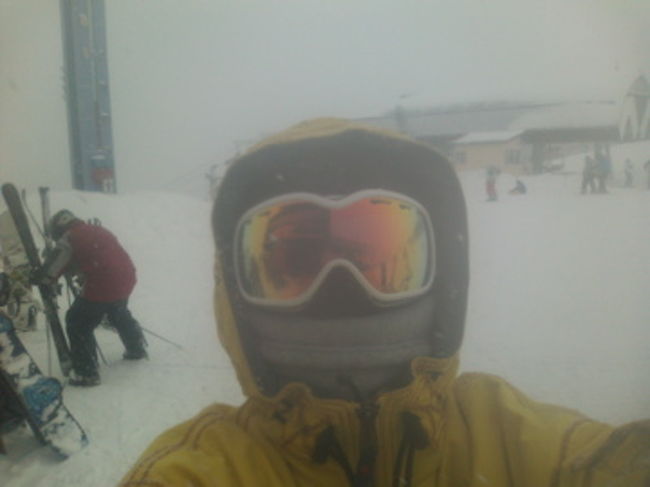 【1月15日】雪<br /><br />よー寝たー。<br />ゆーても昨日9時半に寝たからまだ9時よん。<br /><br />朝ごはん食べての〜んびり11時までぐたぐた。<br />ストレッチ部屋でちょっとのびー。<br /><br />用意してゲレンデへ。<br />靴を背負って、板ショップに置かしてもらい、上へ登るとまた吹雪だぁ。<br />昨日よりもひどいぞ!<br />上から下から雪が吹き荒れて、こりゃぁ何も見えない。<br /><br />ーってことで、山小屋で待機。<br />ちょっとマシになったかなって思って滑ったけど、またまた吹雪いたのでセンターで待機。<br />何だか気が抜けるよ(・・;<br /><br />風がおさまるのを待って、下まで降りる。<br />何故かヘトヘト。<br />マッサージしちゃおっかな〜。<br />うーーーん、やめた。<br /><br />ホテルアルペンに板を置いて、シャトルバスでNACまで行こう。<br />スポーツウェアショップや、ロッククライミングやカフェのあるお店だ。<br />色々見てまわって、結局何も買わずに夕方まで過ごした。<br /><br />気合い入れて滑るよー。<br />あの昼間のぐだぐだ、目眩ぐるぐるは何だったのかしら。<br />めっちゃ楽しいやん♪<br />私はやっぱり夜型人間なのね。<br />日が暮れると超元気!<br /><br />滑って滑って滑りまくり〜<br />楽しすぎるぅ。<br />でも、もう板返さなくっちゃ。。。<br /><br />宿に帰って、ぽぽろの湯へ。<br />露天風呂、最高!<br />こんなに雪降ってるのに、超気持ちよいー。<br /><br />雪の降る中、ロッジまで歩いて帰って、最後の晩餐にビールとやきそば弁当♪<br />遊んでる時って時間経つの早過ぎーーー。