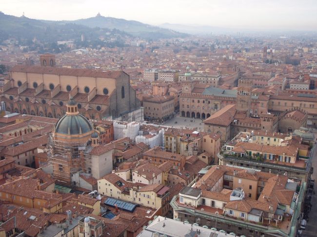 12月27日〜1月1日まで、イタリアを旅行してみた。<br />目的地はボローニャとその周りとフィレンツェである。<br /><br />ボローニャに行こうと思ったのは、ボローニャ大学があるからだ。<br />ヨーロッパ最古の総合大学にして、世界の近代的な大学の原点になるものだという。<br />それを聞いたときから、ボローニャという街が気になっていた。<br /><br />歩いてみたボローニャは、いい街であった。