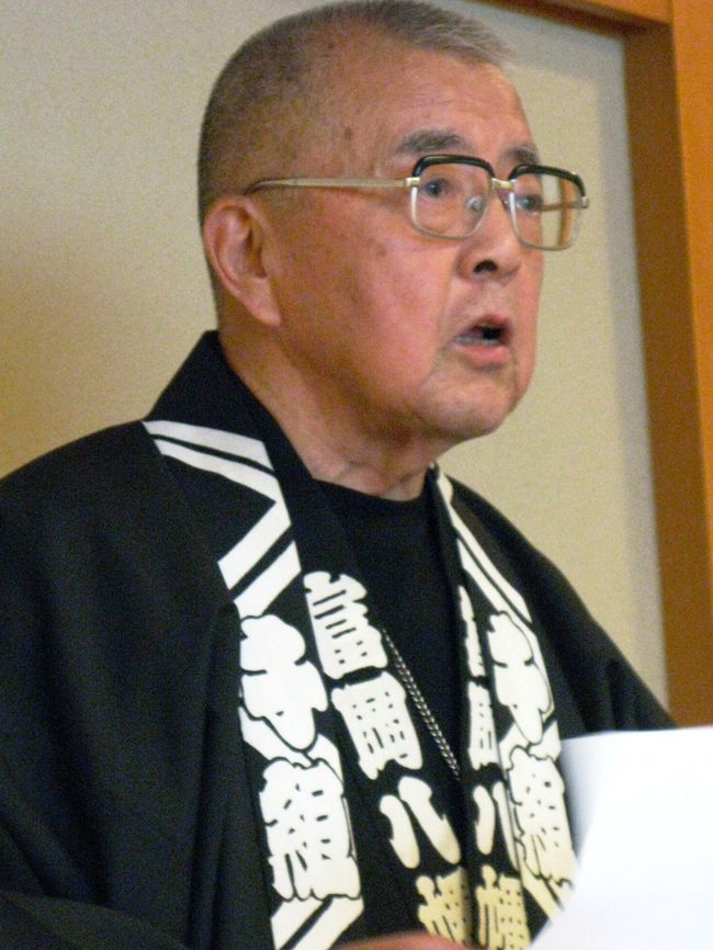 富岡八幡宮は、東京都江東区富岡にある東京都最大の八幡神社。建久年間に源頼朝が勧請した富岡八幡宮 (横浜市金沢区富岡)の由緒ある直系分社である。深川八幡とも。日本一大きいお神輿と水かけ祭りが有名。相撲発祥の地。最寄り駅は東西線・大江戸線の門前仲町駅。(フリー百科事典『ウィキペディア(Wikipedia)』より引用)富岡八幡宮については・・http://www.tomiokahachimangu.or.jp/index.html江戸東京文化研究会については・・http://www.edotokyobunkakenkyukai.jp/http://www.edotokyobunkakenkyukai.jp/sasumata2008/sasu2008-1.html山口政五郎氏については・・http://www.shitamachi.net/kao/016.htmhttp://www.bousaihaku.com/cgi-bin/hp/index.cgi?ac1=R101&ac2=R10104&Page=hpd_viewhttp://kuma3kuma3.com/zakki/masagoro-orariya/okariya.htm#tophttp://edomura.net/index.cgi?page=890&uid=NULLGWDOCOMO『江戸鳶木遣』 徳川幕府によって開府された江戸の町は、新興の地であったことから土木建築に従事する鳶職人が多く、それだけ仕事の歌としての労働歌(木遣り)が、数多く歌われるようになった。中でも江戸城の修改築などの際には、祝儀の意味を込めた歌が、鳶の間で盛んに歌われるようになり、それが次第に洗練され、本来の労働歌というより祝儀の歌として発展し、上棟式をはじめ祭禮、儀式あるいは各家庭での祝儀などで、その町内の頭の音頭によって鳶職人たちが木遣りを歌うようになった。この木遣りを「江戸鳶木遣」と呼んでいる。 鳶職人たちは本来の土木建築の仕事のほかに、享保三年(1718)に組織された町火消の中心的存在ともなって、木遣りを歌い続けていった。江戸鳶木遣りは、次第に鳶の歌として定着していき、歌の内容も多岐に亘り、江戸庶民の文化を反映していることから、江戸文化の「粋」ともいわれ、粋でいなせな木遣りは江戸っ子の憧れの的となった。江戸鳶木遣も初めは「力の木遣り」であったが、江戸文化が燗熟してくるとともに、鳶の中には芸達者な者がいて、木遣りに俗謡を織り交ぜて、音頭歌として盛んに歌われるようになった。 木遣りは鳶が伝承の中心となり、建前、祭禮、婚礼、出初式などの儀式の歌として、いわば「聞かせるための木遣り」として歌われるようになった。木遣りを歌う場合は、音頭を出す木遣師と、受け声をする木遣師がいる。また木遣師は、兄木遣と弟木遣に分かれ、交互に歌を出して歌い、さらに木遣りにお囃子をかぶせることもある。このような伝統ある木遣りは、今日では町火消の流れを汲む団体として創設された「社団法人江戸消防記念会」の会員によって、纏や梯子乗りと共に受け継がれ歌われている。 「江戸鳶木遣」は江戸の庶民が残した貴重な文化財として、東京都の無形文化財に指定されている。(http://www.yoko2mutsumi.com/edo_hikeshi/edo_hikeshi_kiyari.htmlより引用)