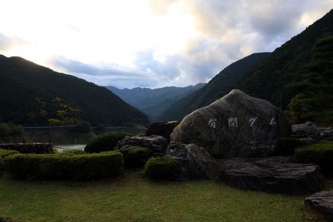 埼玉県の飯能市にある名栗湖に行ってきました。<br /><br />名栗湖は、岩を積み重ねたロックフィル式の有間ダムによってできた人造湖です。<br /><br />ここには、初めて訪れたのですが、<br />山に囲まれ静かな湖で良い場所でした。