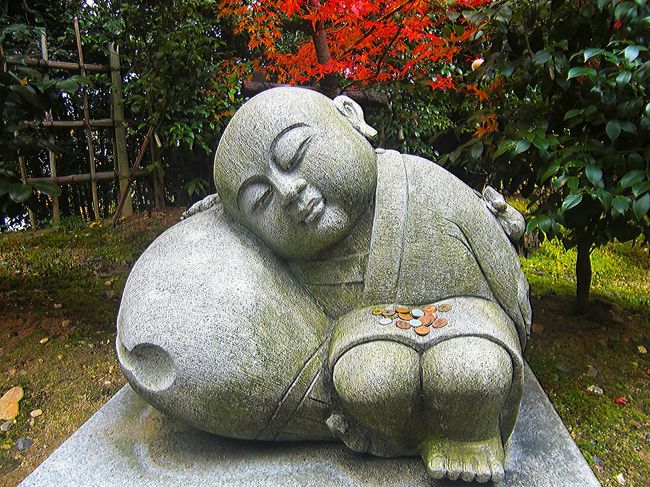 京田辺　酬恩庵一休寺<br /><br />http://www.ikkyuji.org/<br /><br />酬恩庵は頓知でお馴染み一休さんのお寺として知られています。<br />室町時代中頃の、１４５６年（一休さん６３才）の頃から１４８１年１１月２１日、８８才で亡くなられるまでの約２５年間の晩年をここで過ごされています。<br /><br />開館時間 ９:００〜１７:００<br />　　　　 ９:３０〜１６:３０（宝物殿） <br /><br />拝 観 料 　大人　５００円（中学生以上）<br />　　　　　 子供　２５０円<br />　 ※３０名以上　４５０円（団体割引） <br /> <br />　 &#9742; ０７７４-６２-０１９３<br /><br />●竹のお寺：衣笠山地蔵院（一休さんゆかりのお寺：幼少時代６才頃まで）<br />http://4travel.jp/traveler/comeva/album/10408002/<br /><br />◆◆◆comevaの紅葉マップ＆個人的お気に入り度◆◆◆<br />http://waiwai.map.yahoo.co.jp/map?mid=6rGrC3PEmNGJX5W6e.CDezPy7FjltnhBeQ-- <br /> 