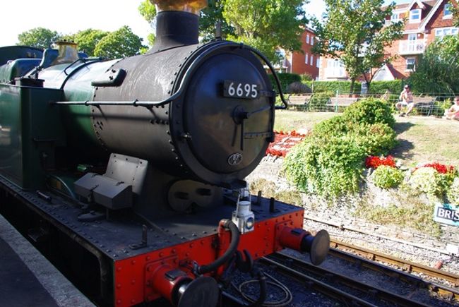 コーフ城駅からディーゼル電車に乗って、海辺の町Swanageに到着。帰りは蒸気機関車にも乗ることができて満足！