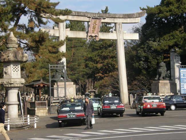 　今年の京都旅行もいよいよ最終日になりました。ホテルをチェック・アウトして荷物を京都駅前のコインロッカーに放り込み、市バスの一日券-500円也を購入。<br />　駅前ターミナルのB-2乗り場から50番の「立命館大学前」行きに乗ります。学生さんで一杯かと思ったらそんなことはありませんでした。それにしても京都のバス路線は随分と利用しやすいものがあります。<br />　<br />　昨年は竜安寺、銀閣を工事中で見ていなかったので、今年こそと思っていたのですが、竜安寺は工事の都合で拝観停止になっていますし、銀閣はまだ工事が終わっていませんでした。<br /><br />　梅にはまだ早いけれど北野天満宮へ。<br />