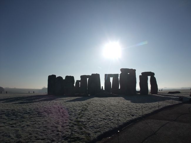 ロンドン近郊　世界遺産巡り<br />【Stonehenge】【Bath】<br /><br />夜が明ける頃に、ツアーに参加しロンドン中心部を出発 <br />30分位はずっと渋滞でしたが、ロンドンの街の景色もその分楽しめ、その後は更に、素晴らしい景色が待ってました。 <br /><br />この日の最高気温はー1度!!　　夜に降りた霜が、郊外の広大な草原や、林の木や草に真っ白に降りていたのですが、それが太陽にキラキラキラキラ輝いて白銀とは微妙に違う幻想的な世界。 <br /><br />残念ながらバスの車窓が汚くて、あまり写真がないのですが、バスからの眺めは本当に美しく、途中うたた寝もしてたので、バスの揺れも心地よくて・・・夢見心地?! <br /><br />イギリスの魅力って、本当は郊外かも？！