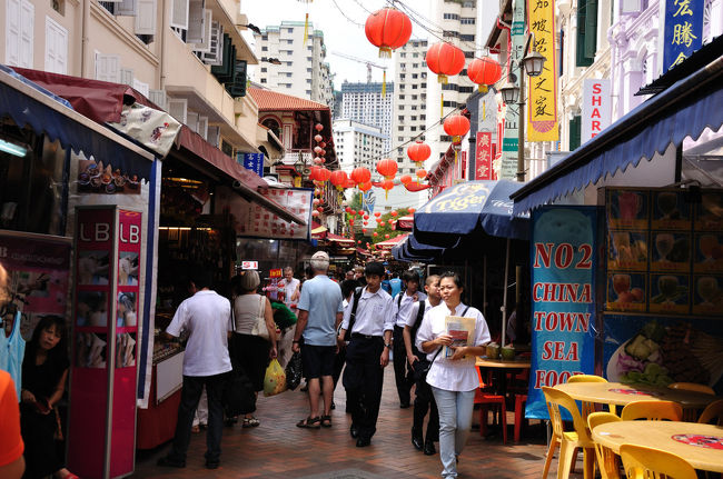 シンガポールの3日目はチャイナタウンからスタートです。<br />路地を行ったり来たり。<br />コロニアル様式の建物が並び、コンプレックスの中のマーケットは広くて、横浜ともサンフランシスコとも違う中華街でした。