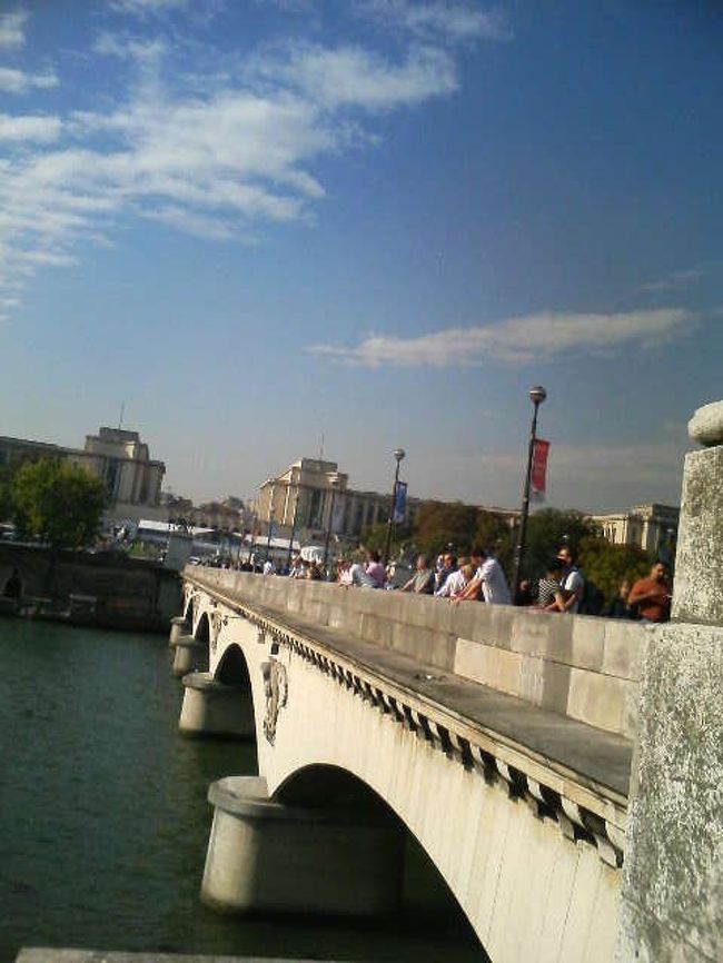 飛行機の乗り継ぎが遅れて、パリで少し時間ができました。<br />その時の写真と、2000年にパリに行った時の写真を合わせています。