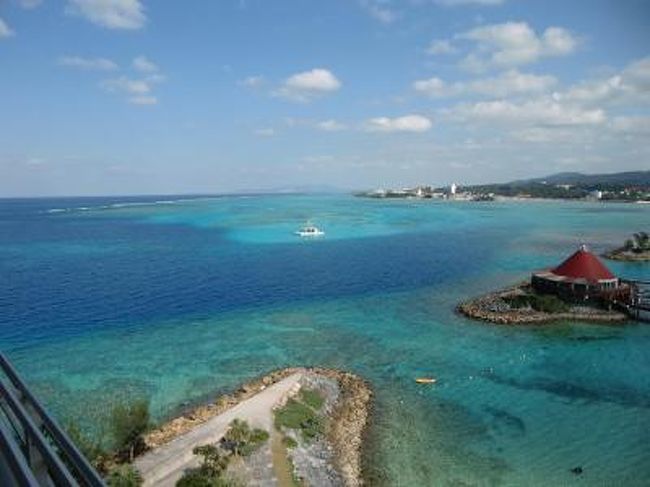 ３日間荒れ狂った天気もようやく治まり、１月15日（金）の朝から青空が広がった。太陽が昇るにつれて海も輝き出す。この日は朝から「体験ダイビング」午後は「はりゅう船・岬めぐり」そして夕方は「サンセットクルーズ」と、大いに沖縄の海を楽しんだ。クラブサビーメンバーはこれらのマリンメニューがすべて無料というのもありがたい。写真：客室バルコニーからの素晴らしい眺め<br /><br />私のホームページ『第二の人生を豊かに―ライター舟橋栄二のホームページ―』に旅行記多数あり。<br />http://www.e-funahashi.jp/<br />