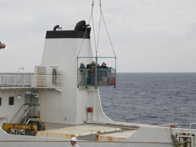 大東島ツアーは先に南大東島です。<br />曜日によって南が先か北が先か変わります。<br /><br />ラッキーなことが多かった南大東島の２日間でした。<br />・フェリーへのクレーンでの乗船を見ることができた<br />・流通禁止の魚インガンダルマを食べる<br /><br />大東島は八丈島からの移住者と沖縄本島北部からの移住者がいる<br />チャンプル文化の場所です。<br />お祭りでは和太鼓や神輿などあります。<br /><br />１９００年に八丈島からの開拓団が無人島であった南大東島に上陸しました。<br />上陸するときには断崖絶壁ばかりで、上陸するのに丸１日かかったようです。<br />北大東島は３年遅れて１９０３年に上陸。<br /><br /><br />ＴＶのチャンネルはなんと東京と同じ番組です。<br />ローカル放送は東京なんですよね（笑）<br />東京都何区で交通事故があったとか・・・<br />コマーシャルも東京のものです。<br />小笠原に向けて衛星を使って放送してる電波を大東でも使っているからなんです。<br />それならば日本ＴＶ系列も見れるはずですが、<br />沖縄本島と同じようにするため日本ＴＶ系列はみることできません。<br />来年地デジの電波がくるそうですが、その時は沖縄のＴＶ局になるそうです。<br /><br /><br />ツアー代金　４４３００円<br />那覇→南大東→北大東→那覇<br />南大東　１泊２食<br />北大東　１泊２食<br /><br />宿　ホテルよしざと新館　大東島ツアーに含む<br />http://hotel-yoshizato.com/index.html<br /><br /><br /><br />沖縄の島訪問回数<br />沖縄全体　２７回目<br />沖縄本島　１６回目<br />南大東島　１回目<br />北大東島　１回目