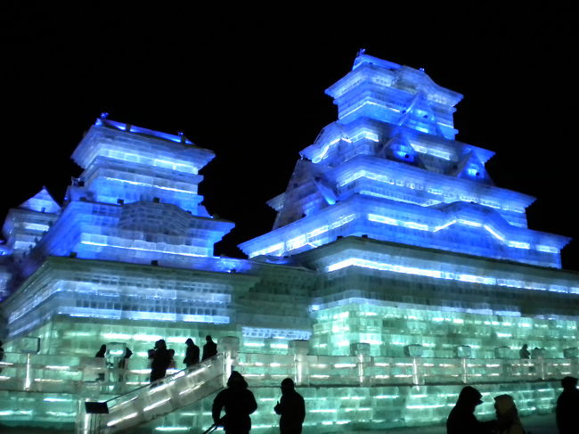 　ハルビンの氷祭り、今年はなぜか「大坂城」が出現！？<br /><br />なぜか電飾はホワイト一色、それはそれで幽玄な雰囲気を醸し出していてよかったけど、やはりそこは中国、派手な電飾の大坂城も見たかったなぁ。