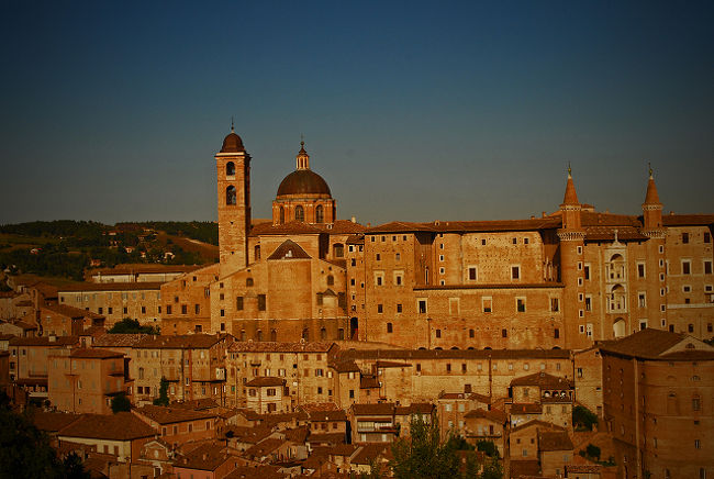 イタリア在住の友人がイタリアで好きな町のベストスリーに挙げていたウルビーノ。<br /><br />ウルビーノに行くことを目的に残りのルートを考えた結果、<br />ウルビーノからローマに向けてマルケ州とウンブリア州を旅することにした。