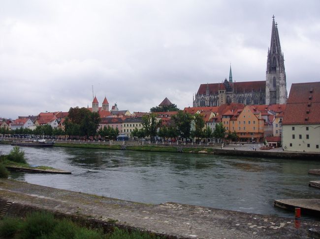 2009年夏はドイツの南西部から北東部まで、街並み観光を中心に周遊しました。ドイツには過去1度行ったことありますが、その時の旅行はスイスが中心で、ドイツはホーエンシュバンガウとロマンチック街道のみ3日間程度の滞在でした。今回ドイツを周遊するの初めてです。美しい街並みと壮大で見事な城や宮殿等の建物には感動を覚えました。<br /><br />ニュルンベルグの次はレーゲンスブルグへ。旧市街そのものが世界遺産に登録されているレーゲンスブルグの街並みはまさに驚嘆の連続！特に石橋上とドナウ川沿いの街並みの景観は大聖堂、旧市庁舎、カラフルな壁・茶色い屋根の建物の配置が素晴らしく、驚嘆させられました。