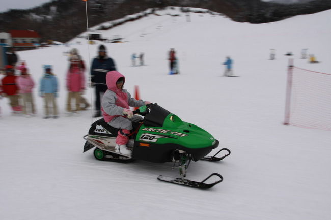 友人から茶臼山の<br />小学生以下無料に誘われたが<br />激混みが予想されるから止め<br />お正月にも訪問した<br />かわいスキー場へ友人家族と共に<br />行って来ました<br /><br />我が家は夜逃げモードで夜から出発し<br />今回も妻のオシッコ攻撃を受けながら４時間かけて<br />高山市内のコンビニ駐車場で仮眠<br /><br />友人は早朝出発し<br />ＥＴＣ１０００円利用で高速走行<br />ナビの指示通りの走行したら<br />雪崩で通行止めされた道路に案内されたみたいですが<br />無事スキー場で合流できました<br /><br /><br />友人家族も３姉妹<br />楽しいスキーが出来<br />天気も今シーズン最高の晴れ間も見え<br />夕食も高山市内にある寿々屋で食べられ<br />大満足できました<br />