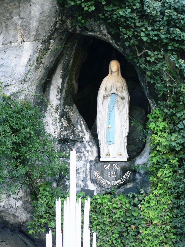 ルールドは世界３大奇跡のひとつとして知られている。世界３大奇跡はメキシコのグアダルーペ（１５３１年１２月９日聖母マリア出現。マリア像が浮かび上がった奇跡の布がメキシコ・シティのグアダルーペ寺院に保存されている）、ポルトガルのファティマ（１９１７年５月１３日聖母マリア出現）、とフランスのルールド（１８５８年２月１１日聖母マリア出現）。ルールドは人口２万人足らずの小さな街だが、年間１７０以上の国から数百万人が訪れるカトリック最大の巡礼地の一つになっている。１８５８年２月１１日、１４歳の貧しい粉屋の娘マリー・ベルナデットは薪拾いに行ったポー川のほとりのマッサビエル洞窟にあらわれた聖母マリアと対面する。ベルナデットはその後１７回も同じ洞窟で聖母マリアに逢っているそうだ。聖母マリアは２月２５日の対面でベルナデットに「泉の水を飲み、その水で顔を洗えば奇跡が起きる」と告げた。ベルナデットの奇跡を聞いた人達はマッサビエル洞窟に連日大勢集まり、ベルナデットが聖母マリアと対面する真剣な姿を見て信用しなかった人も奇跡を信じるようになる。３月１日、右手の指が動かないカトリーヌ･ラタピ･シュアという３９歳の女性が泉に手を入れると瞬時に指が動くようになった。これがルールドの医務局の奇跡発生名簿に第１号として記録されているそうだ。３月３日には５４歳の石工の男性、ルイ･プリエットの右目が黒内障でほとんど失明状態だったのが泉の水で洗うと瞬時に見えるようになり、医師の確認のもとに奇跡第２号として登録されているとのこと。<br />それ以後、たくさんの病人が「聖なる水」を求めてルールドに訪れるようになった。「聖なる水」を飲んだり「聖水浴」をすると病気が治ったという奇跡は以後何度も起こっているそうで、病気を持っている人達の参拝は絶えない。聖域の中には病の治癒を願う信者のための「聖母病院」もある。大勢の人達が「聖なる水」を汲み、洞窟を参拝し、「聖水浴」を受けていた。多くの重病人の奇跡的治癒が実際に起きているという現象はカトリック信者と医者、科学者との間やローマカトリック教会とフランス政府との間で、論争を起こしてたそうだ。論争の中で科学者がこの泉の水を調査・分析したが、特別な成分は含まれず普通の湧き水だとの報告をしている。奇跡をなかなか理解できないが、「病は気から」の諺のように神を信じ、病が必ず治ると信じる前向きな強い気持ちが病気を追い払っているのではないだろうかと思った。<br />私も泉の水をペットボトルとルールドで買った聖母マリア像が描かれた水筒（３．８ユーロ・５７０円）いっぱいにいただいて数日で全部飲んだ。この旅では聖水のお陰か、「ルールドの聖水を飲んだという思い」があったからか風邪も引かず、腹もこわさず、３ヶ月間病気をすることは無かった。カトリック最大の巡礼地参拝は貴重な体験だった。<br /><br />関連旅行記−欧州・バックパッカーの旅【３０】　フランス・「聖母マリア出現の奇跡の聖地」ルールドとバスク地方のバイヨンヌ：http://4travel.jp/traveler/sasuraiojisan/album/10113339/<br />（写真は聖母マリアが出現した奇跡の洞窟）<br />