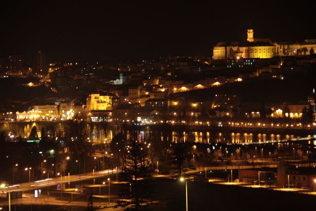 ポルトガル第３の都市で文化の中心であるコインブラ　　<br />中世の時代からの建物がそのまま残る街並みが続く　　　　<br />落ち着きのある魅力的な街　　<br /><br />　日も暮れて夕闇で明かりが灯ったころ　コインブラに着いた　<br />　はじめてみるコインブラの街は　　<br />　オレンジの街灯が冷え切った空気で輝いているように見えた　　<br />　　<br />　街へ繰り出してみると　　<br />　すでにお店は閉まりかけ　　<br />　人もまばらだった　<br />　さすような冷たい空気の感触が残る　　　<br />　<br />　翌日旧大学と周辺を歩いた　　<br />　ジョアニア図書館に圧倒され　　　　　　<br />　こんな大学ならもっと勉強をしたかもしれないなんて　　<br />　都合のいい考えを浮かべて　<br />　サン・ミゲル礼拝堂で　<br />　敬虔な気持ちにもなった　　<br /><br />　<br />　　　　　<br />　　　