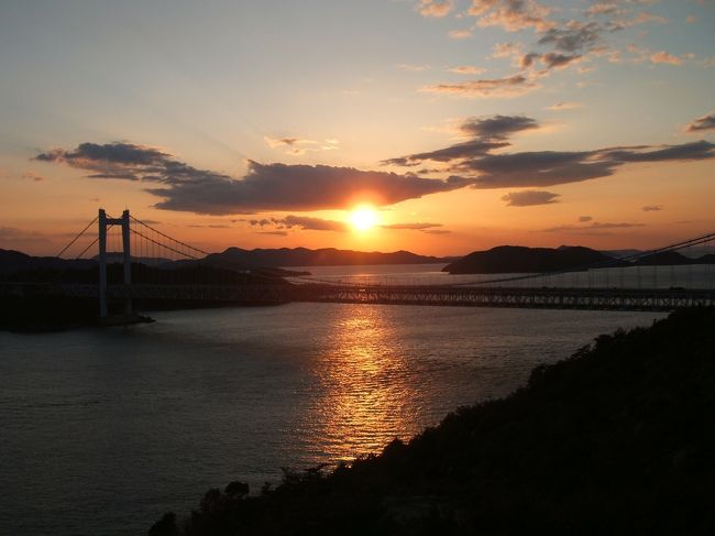 　瀬戸内海国立公園に位置する岡山県倉敷市児島の鷲羽山。夕陽の美しさは格別で、日本の夕陽百選に選ばれているだけのことはあります。海をバックに、瀬戸大橋の向こうに沈み行く夕陽。一見の価値があります。 <br />　私は同じ児島の王子が岳が好きで、ここをホームグランドにしています。王子が岳からの夕陽もそれは素敵なのですが、この日は久々に、相棒の夫を誘って鷲羽山からの夕陽を見にやって来ました。 <br />