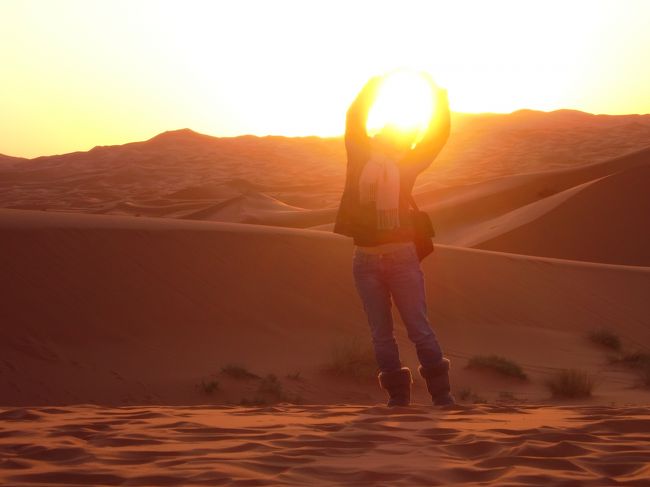 ついに来ちゃった砂漠！！！！<br /><br />目の前には砂丘が、ラクダが…<br />卒論のために読まなきゃいけない本が全く進んでいない事実に愕然……<br /><br />でも、<br />この後の人生でモロッコにまた来れる日はいつになることやら分からないので、しっかり砂漠を堪能しました★<br /><br /><br />ビジネス目的で近づいて来る人もいるけど、<br />基本皆良い人ばっかり…<br />南部の料理はポトフみたいなタジンをはじめあたしの体にはとっても良し！！！<br /><br />お陰でダイエットは成功しなかったけどＷ<br /><br />今回のたびでもいろいろあったけど、<br />モロッコが大好きになっちゃいました。<br /><br />近代化して西洋化し切る前にまた行きたい！！！！！
