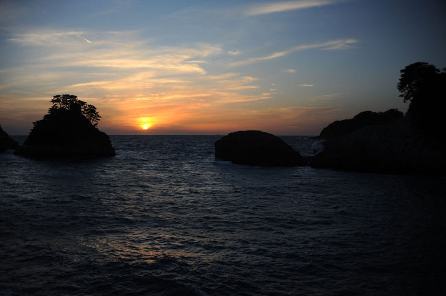 駿河湾に沈む夕陽を撮ろうと思い、西伊豆・堂ヶ島にやってきました。<br />どの辺りに沈むのかわからなかったので取りあえず堂ヶ島の沖合にある三四郎島へ。ここは、トンボロ現象があることでも有名です。<br /><br />★「初めて見たトンボロ現象」私の過去の旅行ブログです。<br />http://4travel.jp/traveler/t11064/album/10165120/<br /><br />★「トンボロ現象」紹介ページ<br />http://nishiizu-kankou.com/seeing/2006/03/post_13.html