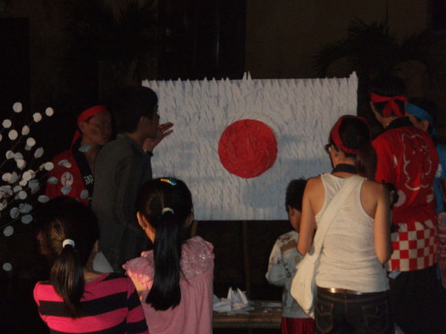 ニヤチャンから夜行寝台バスで１２時間大晦日のホイアンまで来ました。<br />大晦日でしたので町全体がお祭り騒ぎで夜には日本橋のたもとでベトナム女性が浴衣を着て日本の歌や盆踊りをしたり最後は赤と白で折り鶴を作り日本国旗を作ってくれました。