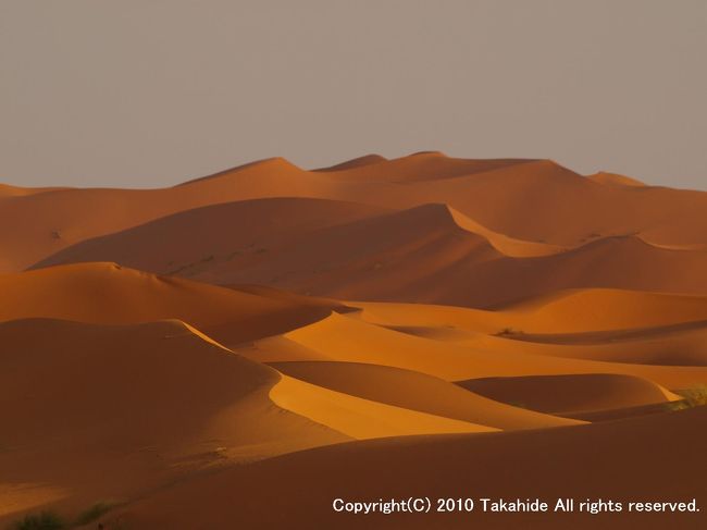 エルフードを起点にサハラ砂漠に行きました。<br /><br />http://en.wikipedia.org/wiki/Merzouga<br />http://ja.wikipedia.org/wiki/%E3%82%B5%E3%83%8F%E3%83%A9%E7%A0%82%E6%BC%A0