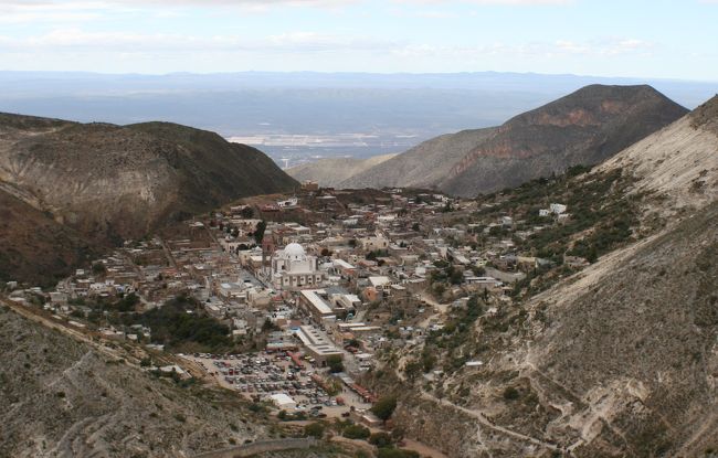 メキシコには小さくとも、美しくかわいい村が多い。メキシコシティから週末を利用して行けるところもあるので、できるだけ訪ねてみたいと思う。<br /><br />といいつつ、第４弾はサン・ルイス・ポトシ州、レアル・デ・カトルセ。遠い!!<br />メキシコシティから、まずは夜行バスでマテウアラまで８時間。そこからローカルバスでさらに２時間。連休にしか行けません。。。<br />