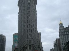 なんだこのビルは？そう、Flatiron Building で～す。