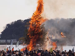 ２０１０年１月　横浜 海の公園 八景島を望む砂浜での どんど焼き