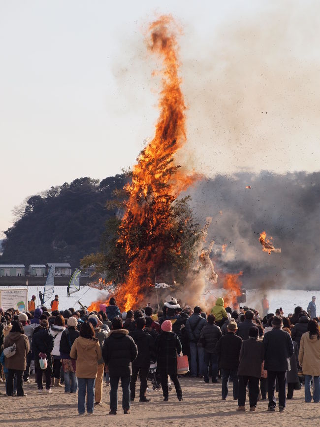 お正月のお飾りや書初めなどを焼き、その年の無病息災を願う海の公園どんど焼きは、今年で１５回目。<br />わが家は、例年、私が、お飾りを持って行き、お焚き上げをお願いしていただけでしたが、今年は、息子も見に行きたいというので、３人で出かけました。<br /><br />横浜海の公園は、八景島シーパラダイス近くにある人工の砂浜で、春は潮干狩り（無料！）、夏は横浜唯一の海水浴場として賑わいます。<br /><br />当日は、３基のどんどが設置され、火が入ると、一気に燃え上がりました。<br /><br />お正月の風物詩、横浜海の公園の　どんど焼きの様子です。<br />