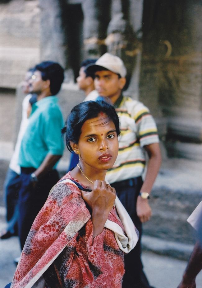 2003年10月、かねてから気になっていたインド旅行に行ってきました。<br />デリーに住む知人の家を拠点に、<br />西インド（ムンバイ・アウランガバード・エローラ石窟寺院・アジャンター石窟寺院・エレファンタ島）<br /><br />北インド（デリー・アグラ・ジャイプール）<br />を回ってきました。<br /><br />暑さに負けそうになりながらも、世界遺産・遺跡を堪能し、<br />インド旅行を楽しんできました。<br /><br />写真はEos55<br /><br />こちらは前半の旅行記です。<br /><br />１日目・２日目<br />成田空港よりムンバイへ<br /><br />３日目<br />ムンバイから汽車でアウランガバード<br />エローラ石窟寺院・アジャンター石窟寺院<br /><br />４日目<br />ムンバイ～エレファンタ島～デリーへ<br /><br />５日目・６日目<br />デリー観光<br /><br />７日目<br />デリー～アグラ<br />タージマハル・アーグラー城～ファーテープールシークリ<br /><br />８日目<br />アグラー～ジャイプール<br />風の宮殿～シティパレス～アンベール要塞<br /><br />９日目<br />デリー市内<br />ラールキラー→ラージ・ガード～インド門～クトゥブミナール<br /><br />１０日目・１１日目<br />帰国<br /><br /><br />