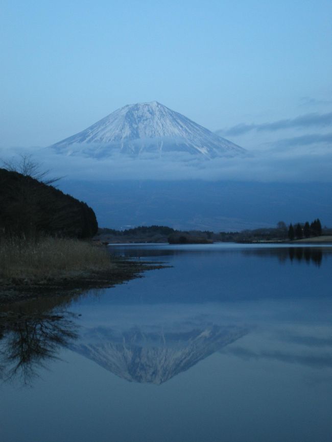 　今回の富士山撮影の旅最後のイベントは田貫湖から見た紅富士と湖面に映る逆富士の撮影。芦ノ湖から東名高速を経由して田貫湖へ。こういう時は時間との勝負、たとえ数分でも早いほうがいい。高速を利用した甲斐があり何とか１６時３０分ごろ田貫湖湖畔の国民休暇村前の撮影スポットに到着。先客が群がり私たちは少し外れたところからの撮影。後ろにいる先客の前での気を使っての撮影になったけどトラブルも無く撮影完了。<br />　その後、また山中湖に戻り富士山訪問の締にいつもの店で宝刀を食べて帰路に着いた。<br />　途中、「道の駅朝霧高原」から夜の富士を撮影。<br />東名高速を経由して大阪へ。途中刈谷ＳＡで仮眠を取るなどのんびりと帰宅翌朝７時に大阪に到着した。<br /><br />　今回は天気にも恵まれて綺麗な富士山を見れて本当に良かった。今年初の撮影旅行は成功。今年１年こんな調子でいけたら良いなあと思った。