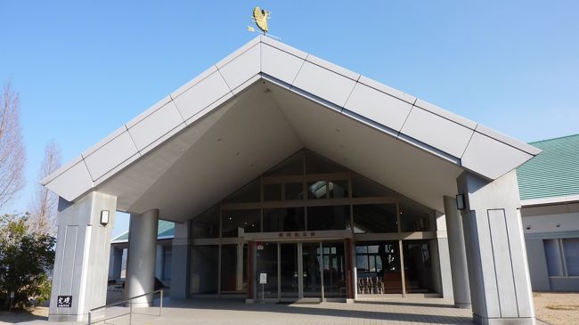 <br /> 寺と坂の町尾道から北へ車でおよそ30分、御調(みつぎ)町という町がある。<br /><br /> 正確には、広島県尾道市御調町という。かつては御調郡御調町であったが、2005年3月に御調町は消滅して尾道市に編入されたところである。<br /><br /> 御調を”みつぎ”と読める人はあまりいないと思うが、町を見下ろす高台に”圓鍔勝三記念館”がある。<br /><br /> 圓鍔勝三(えんつば かつぞう)とは?<br /><br /> 1905年11月30日 - 2003年10月31日)は彫刻家。<br /><br /> 広島県御調郡河内村出身。文化功労者、文化勲章受章、<br /><br /> 広島県名誉県民。享年97。 著名な彫刻家である。<br /><br /> 彫刻の素材にはブロンズや木彫があるが、圓鍔氏の作品はブロンズはもとより木彫、石彫、樹脂、銅版、石膏、金箔と多岐にわたるところに特徴がある。<br /><br /> 気ままに尾道・御調町にある、”圓鍔勝三記念館”を訪ねてみた。<br /><br /> 公式HPはこちらをどうぞ・・・・<br /><br /> http://www.city.onomichi.hiroshima.jp/kanko/data_mitsugi/02en/index.html<br /><br /><br /> 圓鍔 勝三 デジタルミュージアムはこちらをどうぞ・・<br /><br /> http://www.city.onomichi.hiroshima.jp/kanko/data_mitsugi/02en/index.html<br /><br /><br />