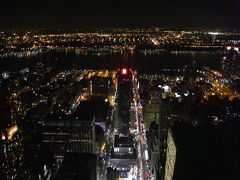 Empire State Building からManhattan の夜景を見る
