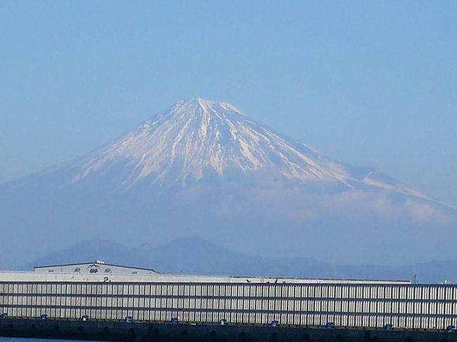 地元ネタとなりますが・・・<br /><br />冬は富士山がほんとに綺麗。<br />その日その日で表情はまったく違うけど。<br /><br />お天気よいと思わずカメラを持って行ってしまうのが<br />ココ！自宅からまっすぐ一直線に車で走ること3分で到着。<br /><br />お気に入りの場所です。<br />以前にも４トラのお友達ご夫婦と出かけた場所ではありますが<br />今日は焼津港で出会った釣り人たちとの会話や初めて見た<br />釣りたてのタコやイカ（今回タコの写真はないけど）・・・<br />そして富士山、駿河湾の顔をご紹介・・・<br /><br />静岡は温暖な気候で、富士山あり、一級河川が4本（富士川・<br />安倍川・大井川・天竜川）もあるっ。<br />山あり川あり、海ありで・・・ほんとに住むには恵まれた<br />場所だと思います。<br /><br />地震の心配さえなければもっといいんですが・・・(-&quot;-)