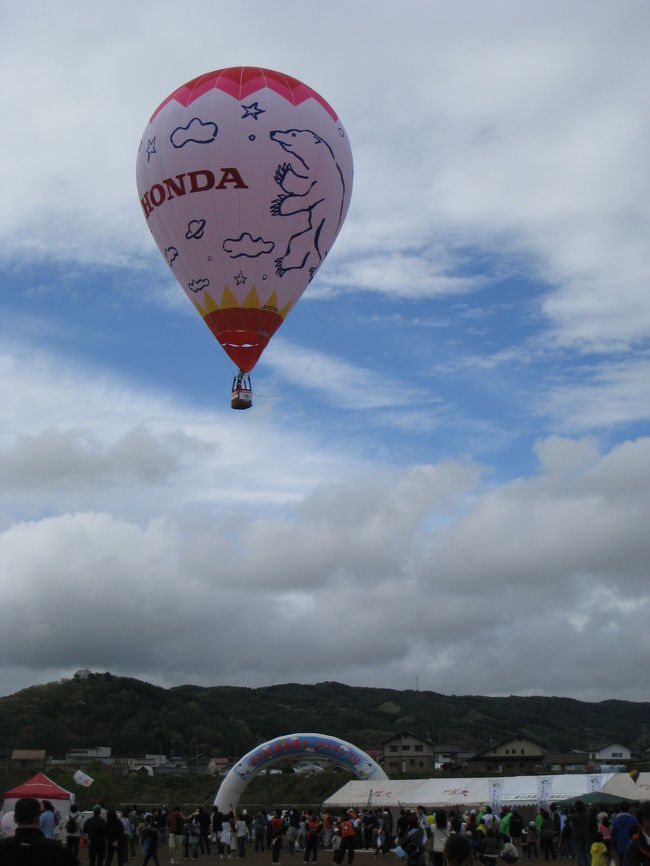 空飛ぶ気球を眺めにGWの佐久平へ。<br /><br />様々な模様の気球。<br />カラーも色々。<br />少し飛び出した気球。<br /><br />子供から大人まで、<br />みんなで楽しんじゃいましょう★