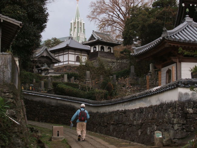 　ふと広げた昔のアルバム。そこには３５年前の私がいました。場所は平戸です。<br />　平戸は、江戸時代の鎖国の中で、唯一オランダとの交易が許されていた港を抱える「歴史とロマンの島」！<br />　<br />　見ている内に、再び同じ場所に立って見たくなりました。<br />お金も、時間もなくっても、変に実行力だけがある私。(^.^)思い立ったが幸いと、夫を誘って出かけました。<br />　<br />　「さるく」とは長崎弁で「あるく」ということらしいです。「遊さるく」とは「遊び歩く」とでも言えばいいのでしょうか。