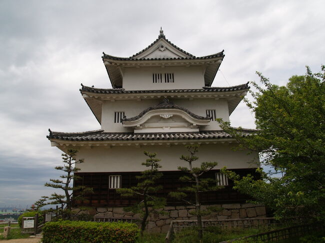 　丸亀城天守閣は山の上の高い石垣の上に建つ。三層の小さな天守閣である。中に入ったのに印象はない。それほど小さいのだ。<br />　天守閣の横の高石垣から足を投げ出してバレーボール部の女子高生が3人で話をしている。「怖くないの。落ちたら死んじゃうよ。怪我で済むとは思えないな。」と声を掛けると、「え、平気ですよ。」と返事がくる。彼女らは平気だそうだが、見る方が怖くなる。<br />　高石垣が立派な城だ。<br />（表紙写真は丸亀城天守閣）