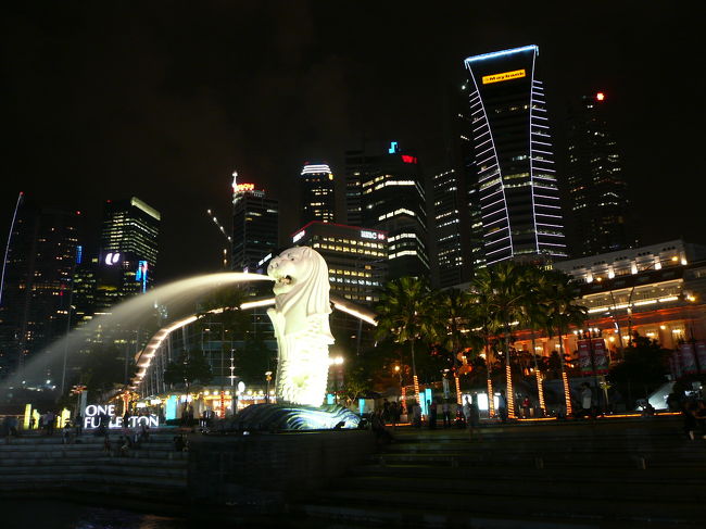 香港からシンガポールへ移動します。<br />初めてのシンガポールです。<br />小さな都市、果たしてマーライオンにはがっかりするのか、<br />多国籍な雰囲気ってどうなのか、<br />そもそも中国なんじゃん？という一抹の不安も覚えつつ、<br />年末年始にかけてにシンガポールに行ってみました！<br />金、足りるかな・・