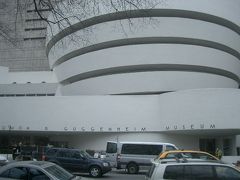 Guggenheim 美術館は建物も目もぐるぐる回る